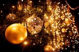 pic_vecteezy_christmas-tree-with-gold-ball-and-bokeh-lights-background_1376940
